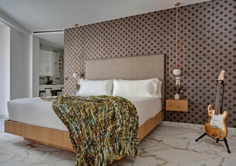 Αντόνιο Μπαντέρας: «Κόβει την κορδέλα» στο πρώτο, ανά τον κόσμο, ξενοδοχείο της Universal Music (tweet + vid)