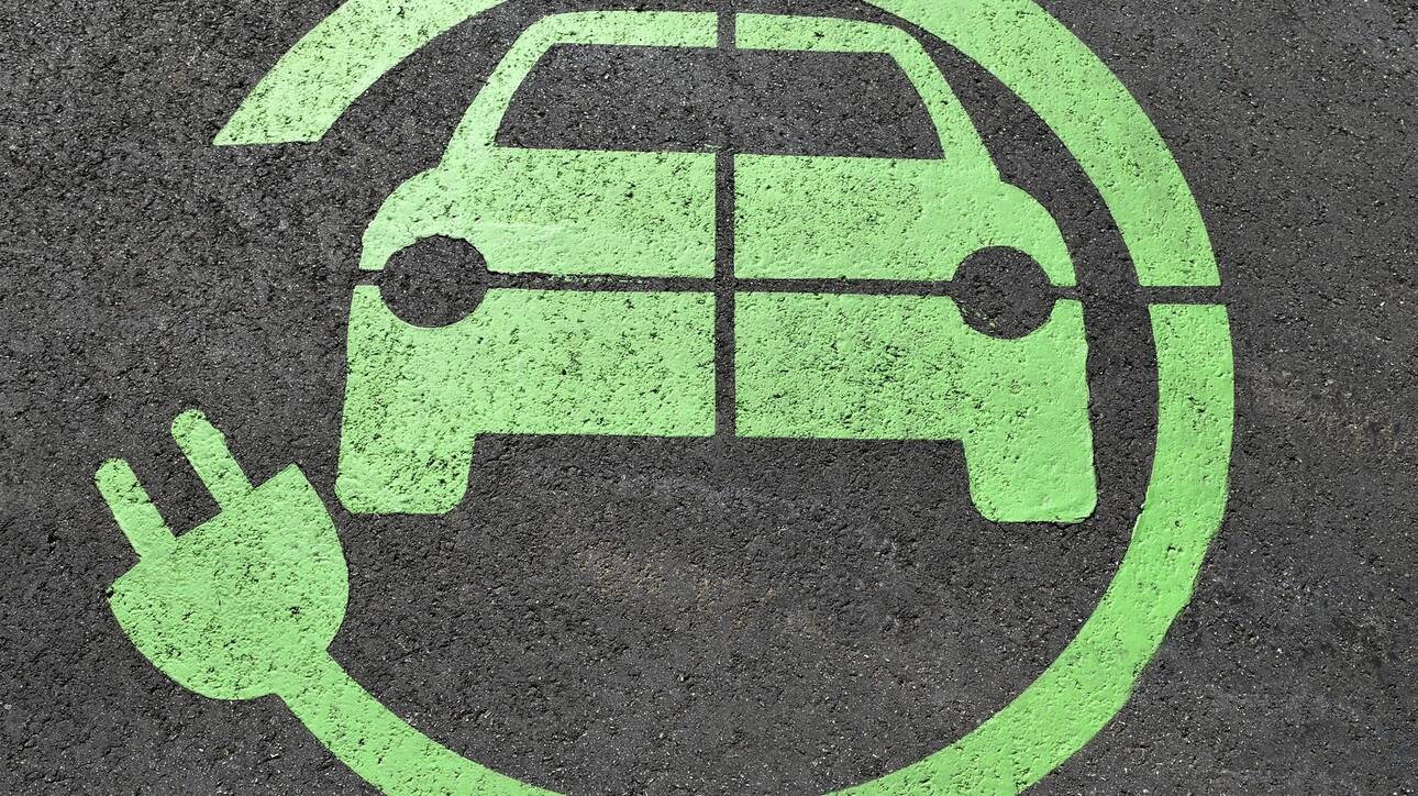 Παράνομο παρκάρισμα σε θέση φόρτισης ηλεκτρικού αυτοκινήτου – Τι προβλέπεται