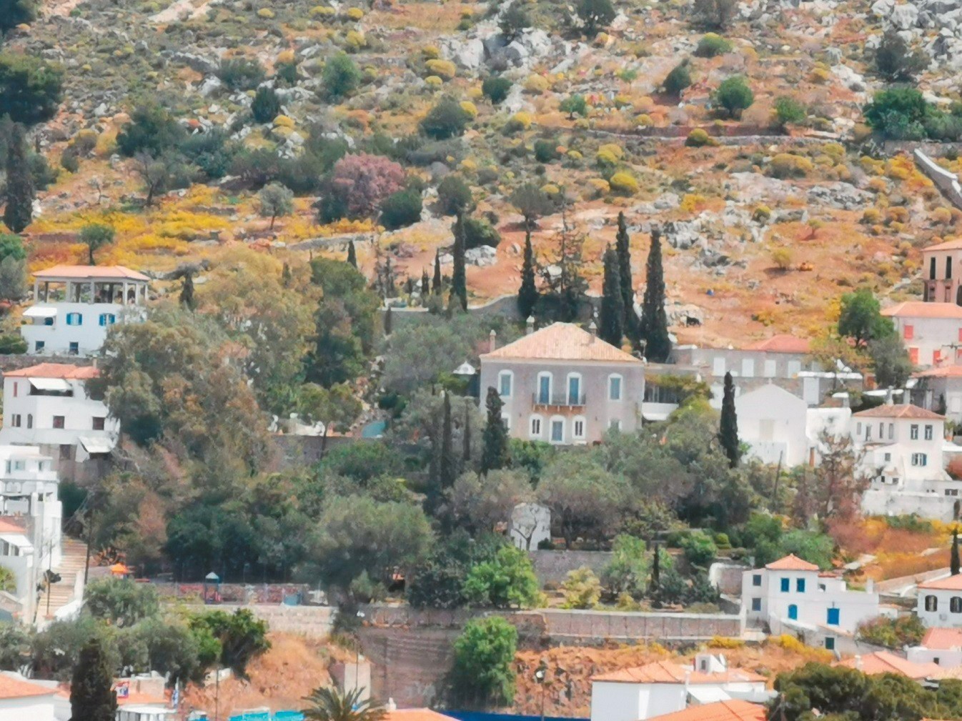 Αυτά είναι τα "επώνυμα" σφυριά που θα χτυπήσουν ως το τέλος της χρονιάς! ΔΕΙΤΕ ΤΑ ΑΚΙΝΗΤΑ - ΦΩΤΟ