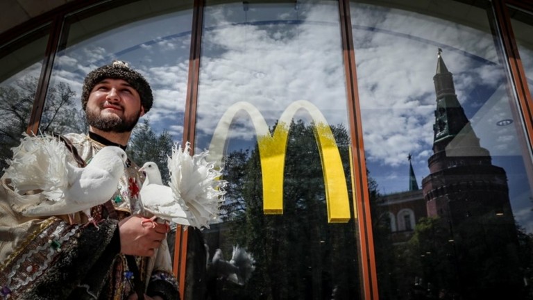 McDonald’s: Σε ποια χώρα μετονομάστηκαν σε «Νόστιμο και τελεία»