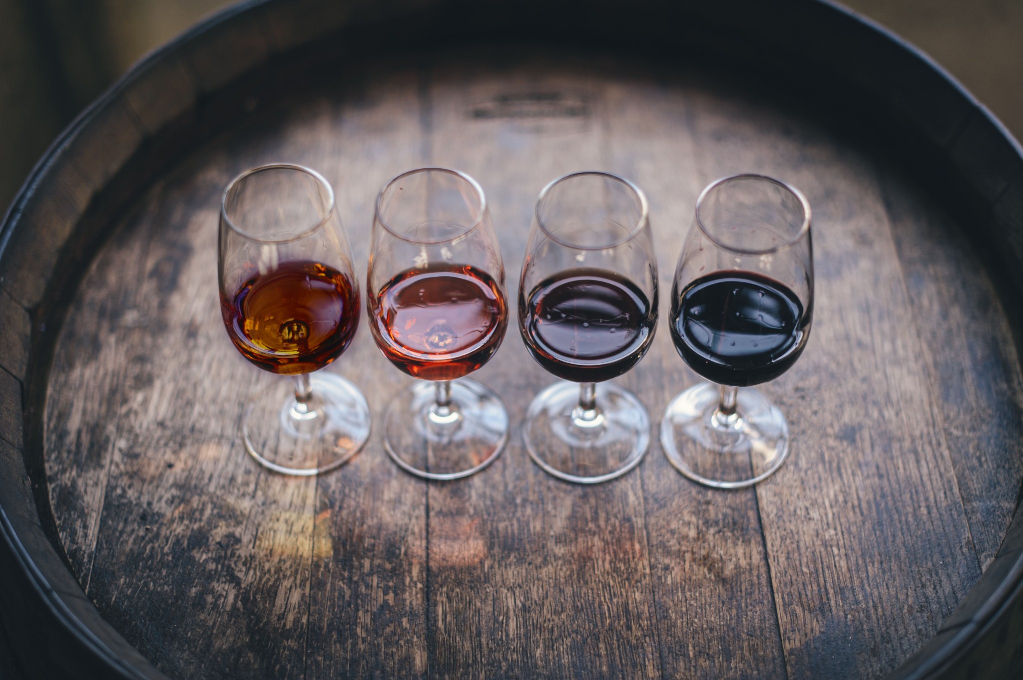 Αγιωργίτικο vs Μαυροδάφνη: 10 κορυφαίες ετικέτες σε μια μονομαχία κάτω από το (κόκκινο) αυλάκι!