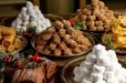 Κουραμπιέδες και μελομακάρονα: Φθηνότερα στις λαϊκές αγορές – Ο «πόλεμος» με τα ζαχαροπλαστεία για την ποιότητα (vid)