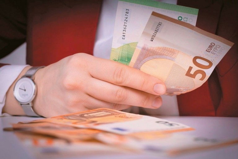 Έκτακτο δώρο 600 ευρώ σε ένστολους: Πότε οι πληρωμές – Ποιοι θα το λάβουν ολόκληρο