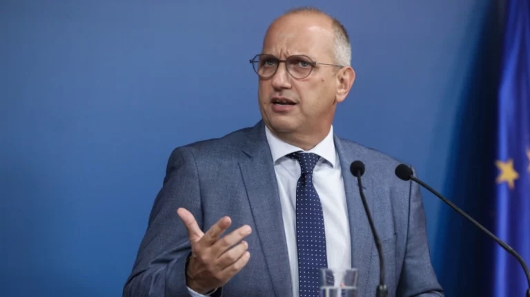 Οικονόμου: Ξεκινά τον Μάρτιο η εγκατάσταση ευάλωτων νέων σε κατοικίες του προγράμματος «Κάλυψη»