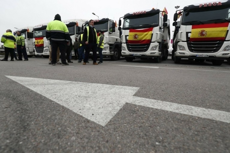 Ισπανία: Οι οδηγοί φορτηγών ξεκινούν νέα, επ’ αόριστον απεργία – Tι ζητούν