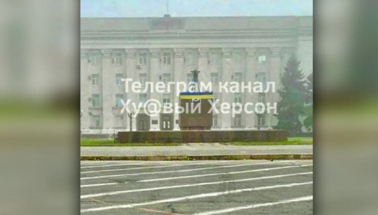 H ουκρανική σημαία υψώθηκε στη Χερσώνα – Η Μόσχα ολοκλήρωσε την απόσυρση των στρατευμάτων της (tweets)