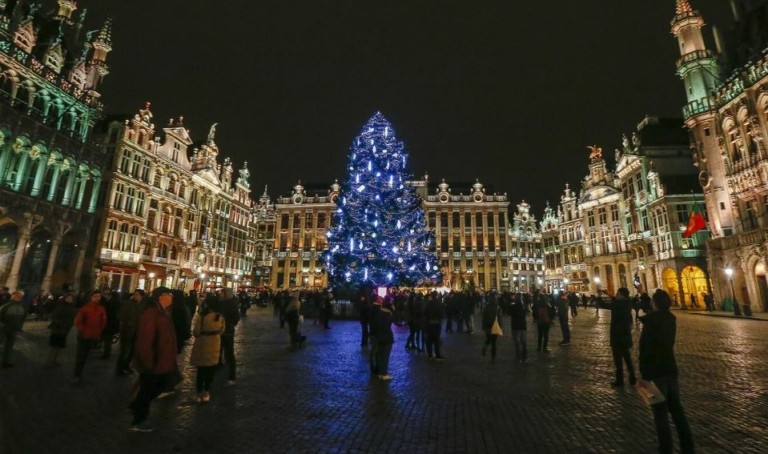 Βρυξέλλες: Η εξοικονόμηση ενέργειας περνά και από το χριστουγεννιάτικο δέντρο
