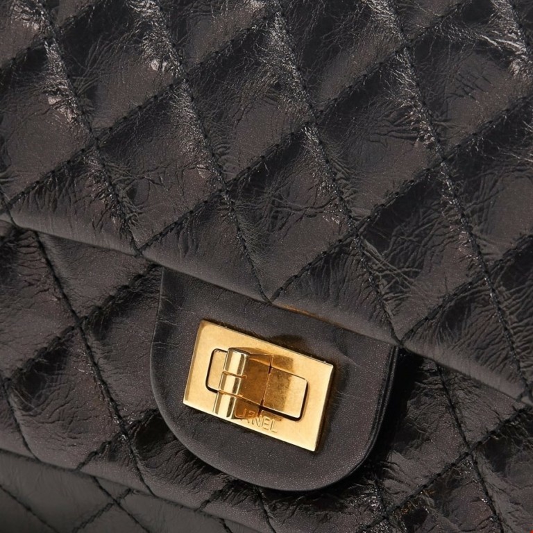 Οι δυο διασημότερες τσάντες όλων των εποχών σε ακτινογραφία: Chanel 2.55 vs. Chanel Classic flap