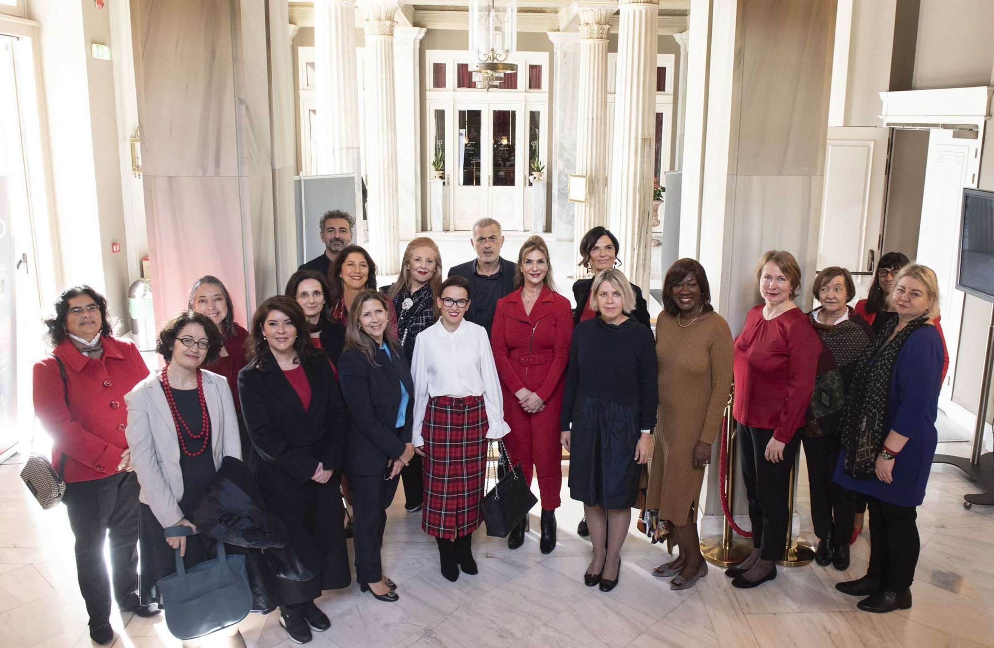 Χριστουγεννιάτικη ξενάγηση γυναικών πρέσβεων στον Πειραιά (pics)