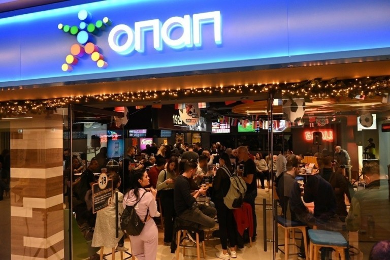 O ιστορικός τελικός του Παγκοσμίου στο κατάστημα ΟΠΑΠ στην ΟΠΑΠ Arena (vid)