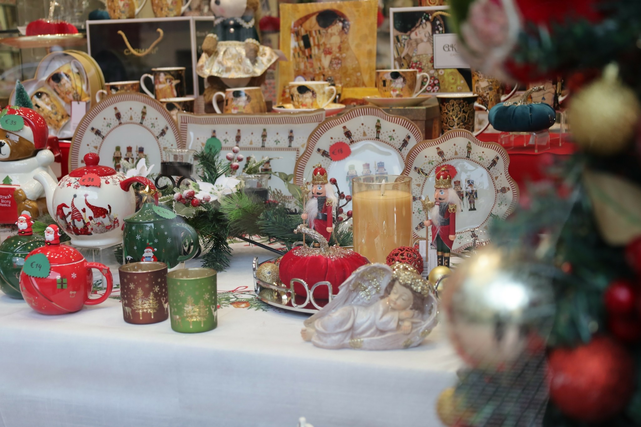 Χριστούγεννα 2022: Γιατί εκτοξεύτηκαν οι τιμές στα στολίδια – Πώς αντιδρούν οι καταναλωτές