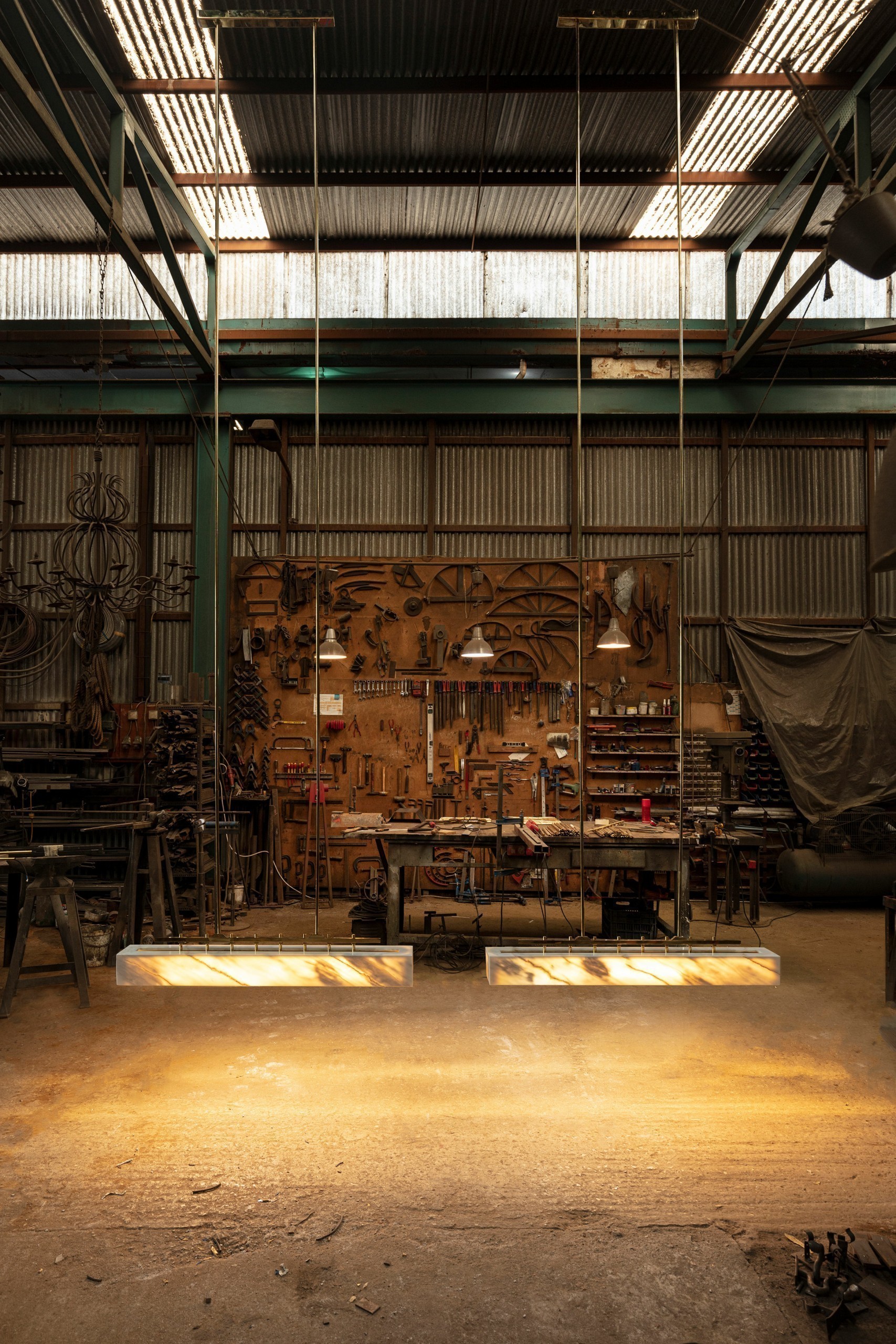 Δύο εμπνευσμένες Ελληνίδες και η απαράμιλλη τέχνη του μαρμάρου, που έφτασε μέχρι το Μέγαρο Μαξίμου