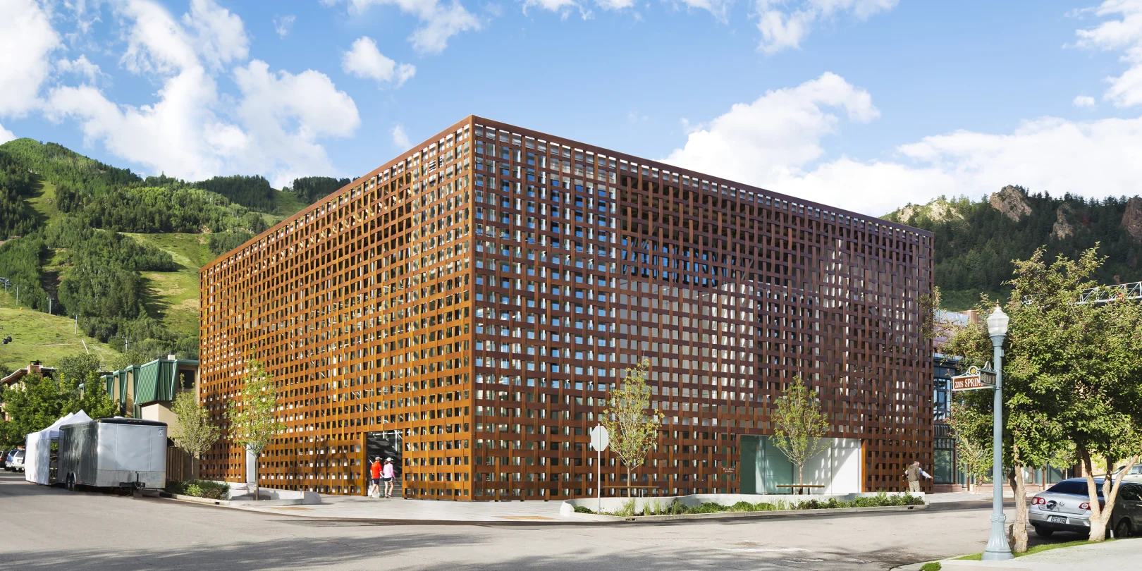 Aσπεν: Η ετήσια χιονοδρομική εμπειρία των εκατομμυριούχων και των σταρ στα 2.438 μέτρα