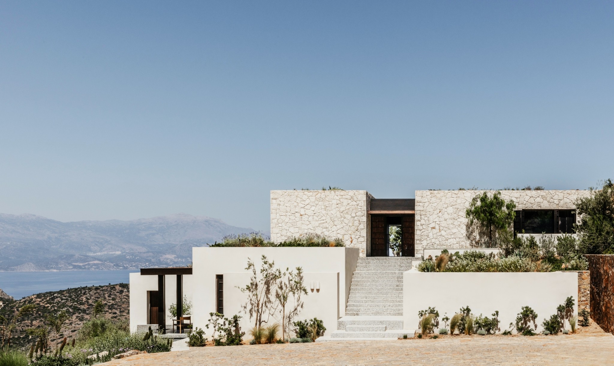 Η ιστορία πίσω από τον “Λόφο”, μια κατοικία-κομψοτέχνημα στην Κρήτη με μαγική θέα