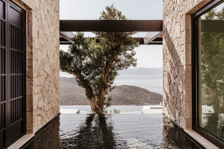 Η ιστορία πίσω από τον “Λόφο”, μια κατοικία-κομψοτέχνημα στην Κρήτη με μαγική θέα