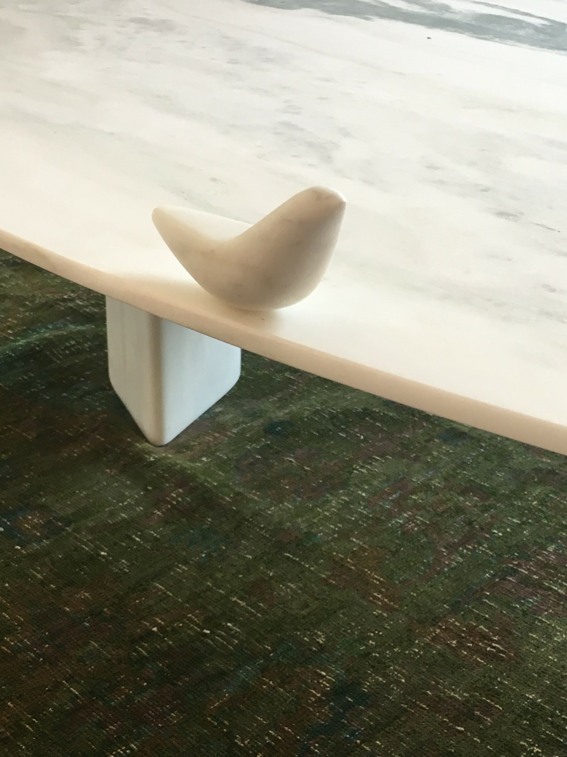 Δύο εμπνευσμένες Ελληνίδες και η απαράμιλλη τέχνη του μαρμάρου, που έφτασε μέχρι το Μέγαρο Μαξίμου