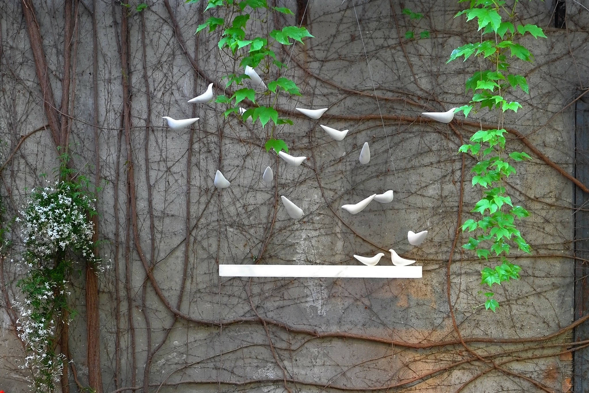 Δύο εμπνευσμένες Ελληνίδες και η απαράμιλλη τέχνη του μαρμάρου, που έφτασε μέχρι το Μέγαρο Μαξίμου