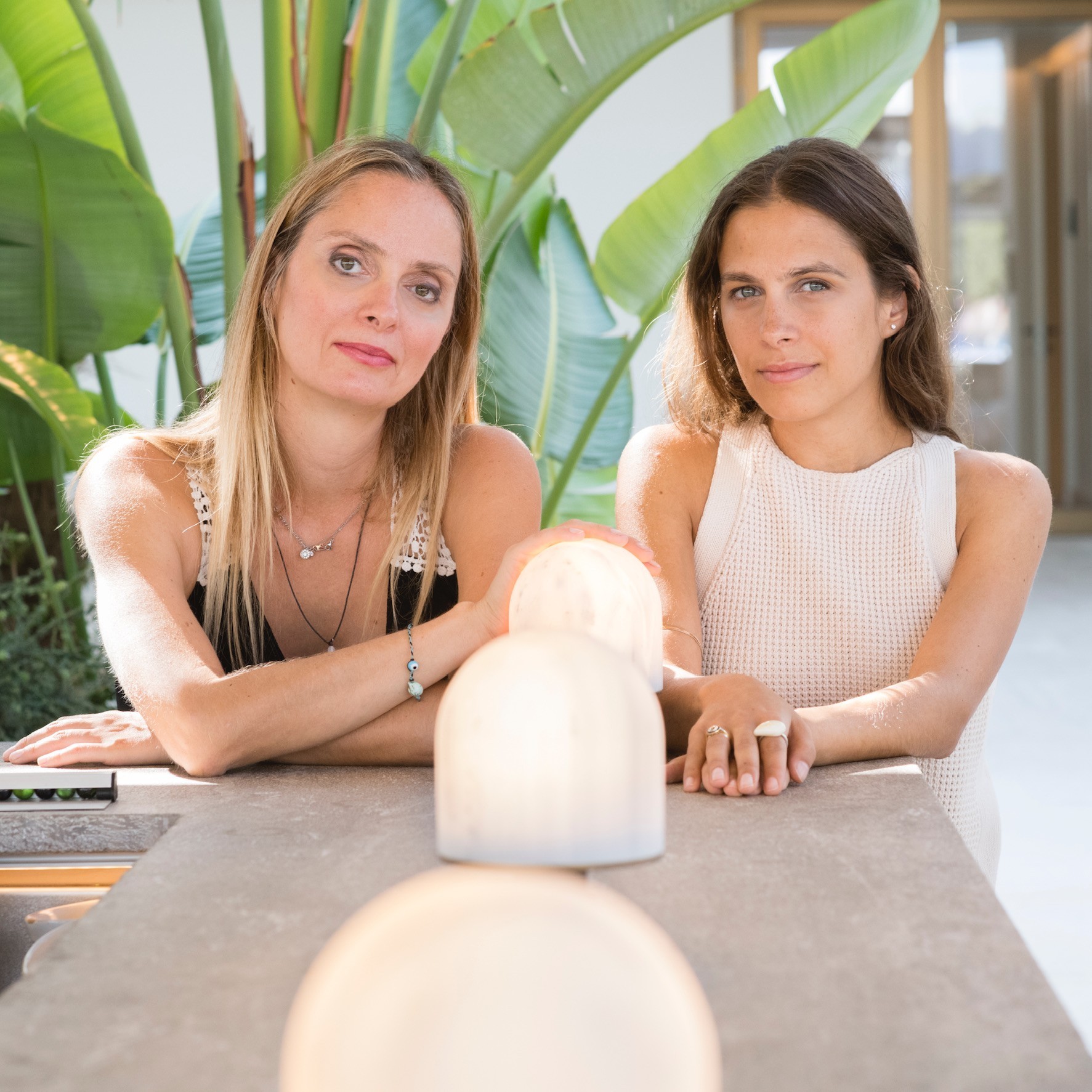 Δύο εμπνευσμένες Ελληνίδες και η απαράμιλλη τέχνη του μαρμάρου, που έφτασε μέχρι το Μέγαρο Μαξίμου