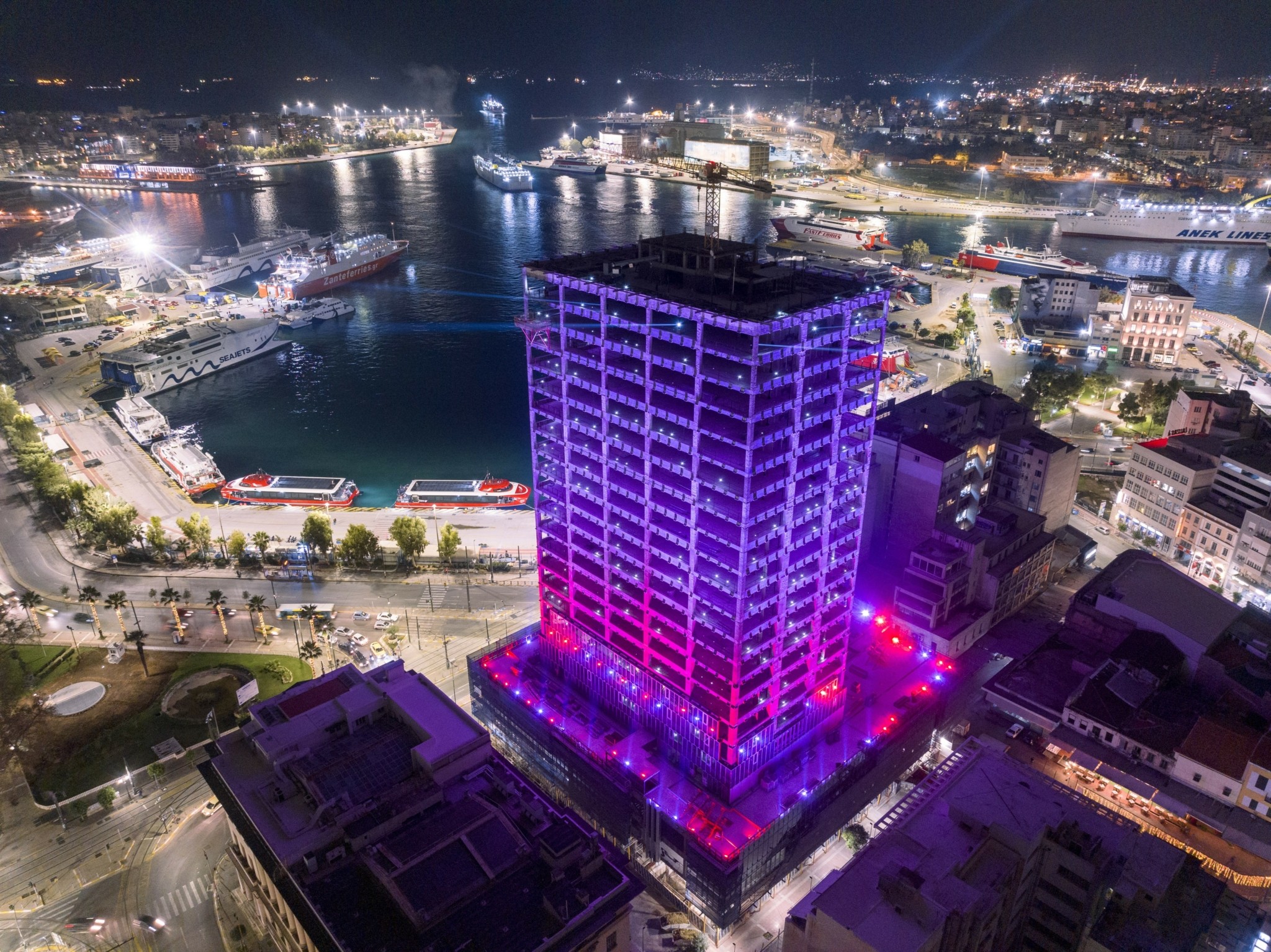 Φωταγώγηση Πύργου Πειραιά: Χαρά, ελπίδα και αισιοδοξία πλημμύρισαν τον Ουρανό (pics)