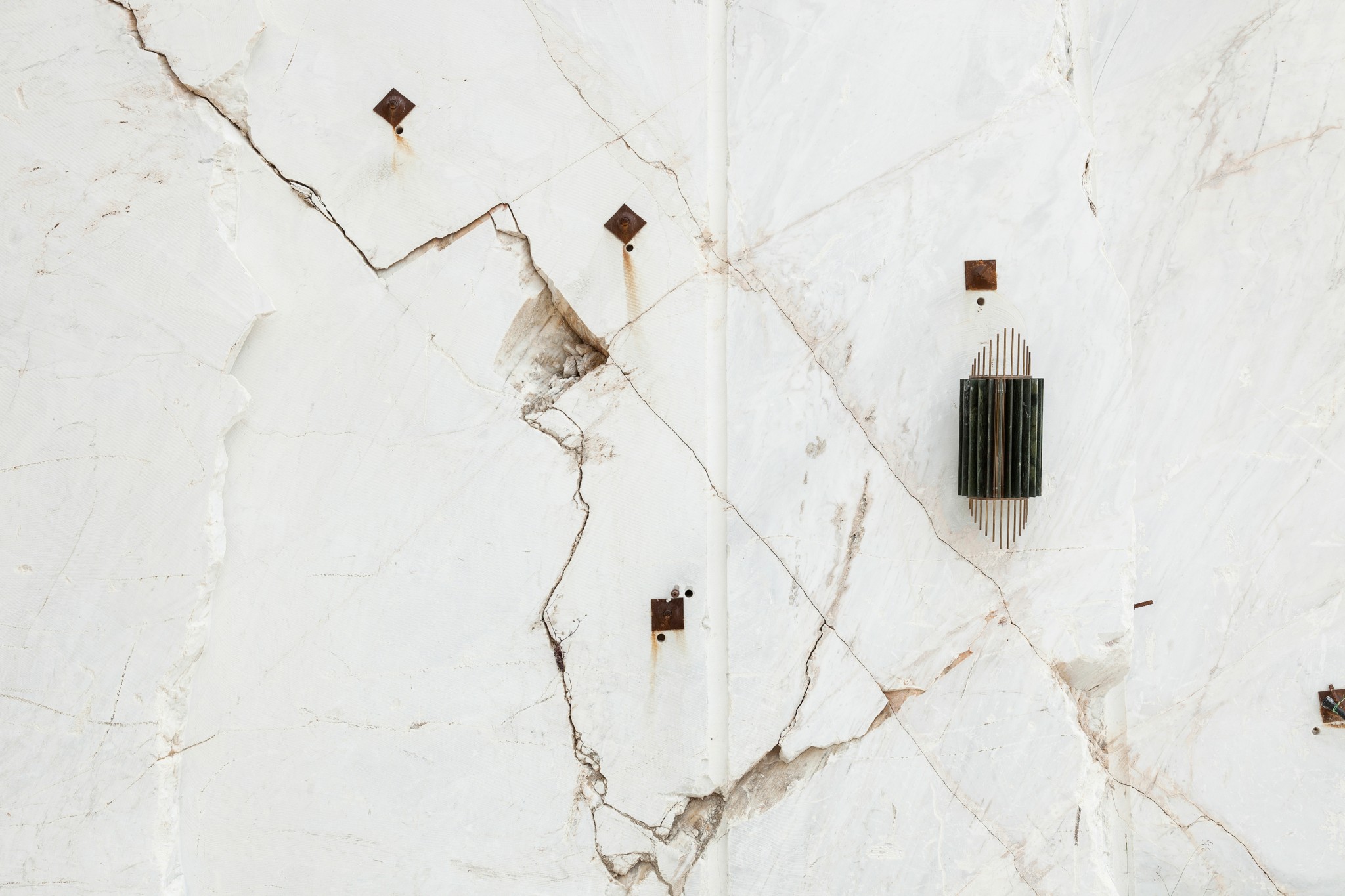 Δύο εμπνευσμένες Ελληνίδες και η απαράμιλλη τέχνη του μαρμάρου, που έφτασε μέχρι το Μέγαρο Μαξίμου