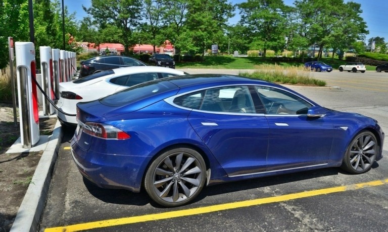 Tesla Model S: Πόση ισχύ χάνει η μπαταρία του σε 10 χρόνια χρήσης