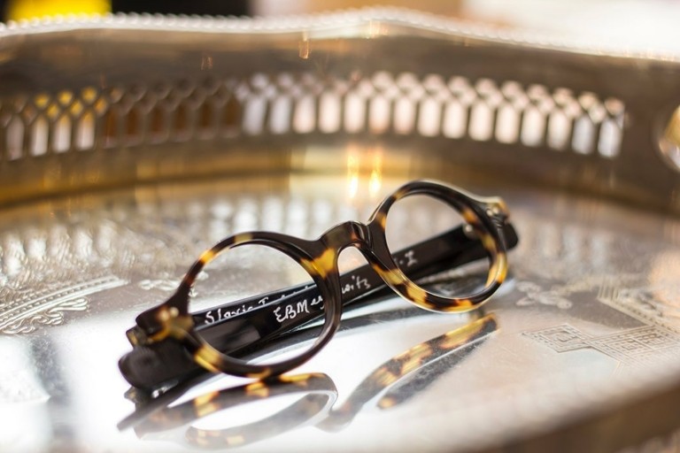 Tα πιο περιζήτητα γυαλιά οράσεως στον κόσμο είναι χειροποίητα από κέρατο βούβαλου