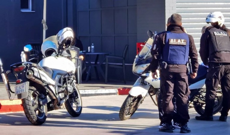 Χειροβομβίδα βρέθηκε σε κτήριο στη Γλυφάδα