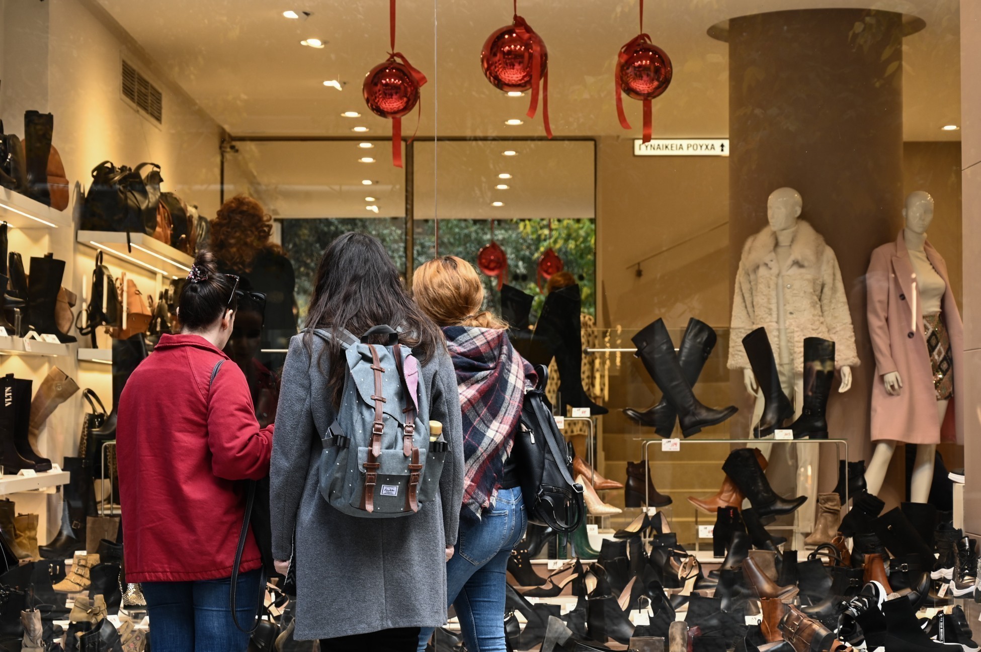 Ανοικτά τα καταστήματα σήμερα, παραμονή Χριστουγέννων – Προσδοκίες για αυξημένο εορταστικό τζίρο