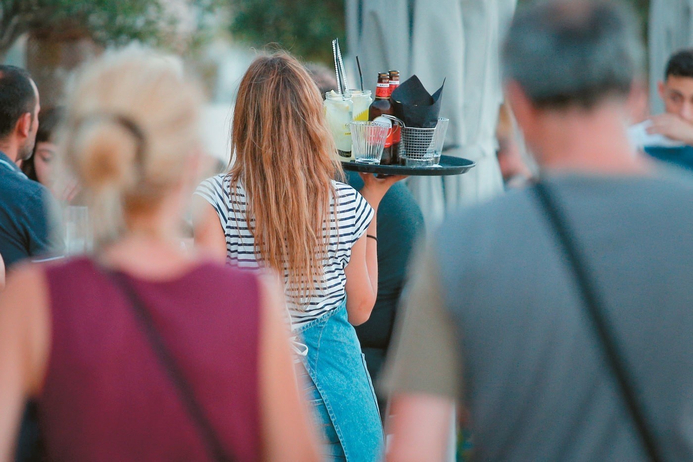 Η ανεργία πέφτει και επαναφέρει τις τριετίες