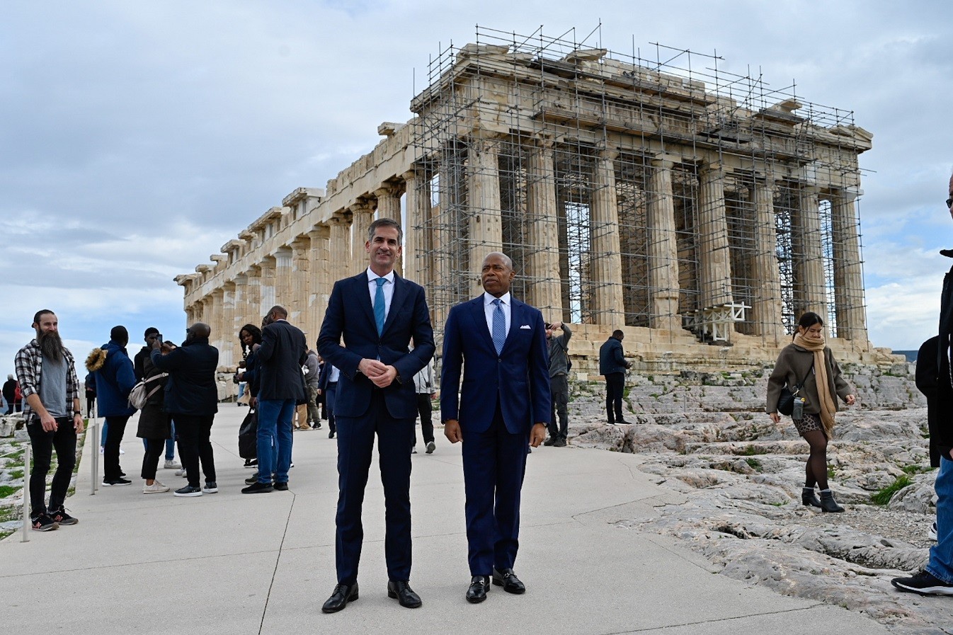 Αθήνα – Νέα Υόρκη: Κώστας Μπακογιάννης και Έρικ Άνταμς υπέγραψαν αδελφοποίηση (pics)