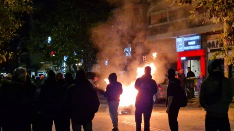 Θεσσαλονίκη: Ξέσπασμα βίας από Ρομά – Aναποδογύρισαν αυτοκίνητα, άναψαν φωτιές (vid)