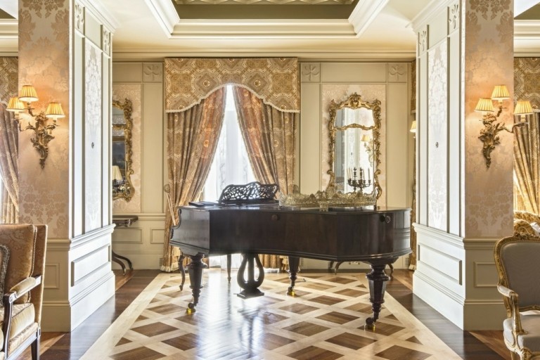 Δωμάτιο με Θέα: H Royal Suite του ξενοδοχείου Μεγάλη Βρετανία