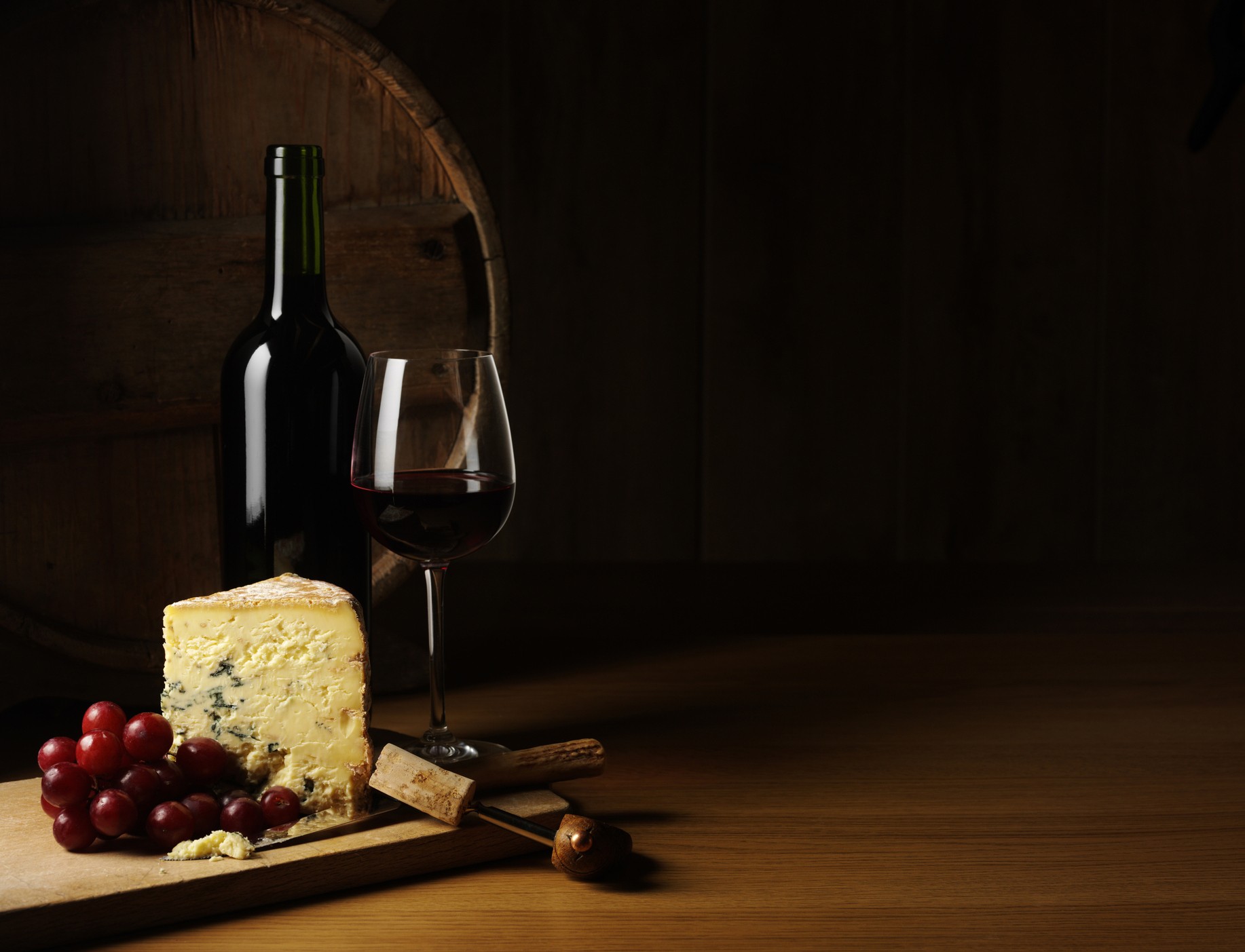 Τυρί και κρασί: Ολα όσα αξίζει να ξέρετε για να μην καταστραφεί γευστικά καμιά από τις νύχτες σας