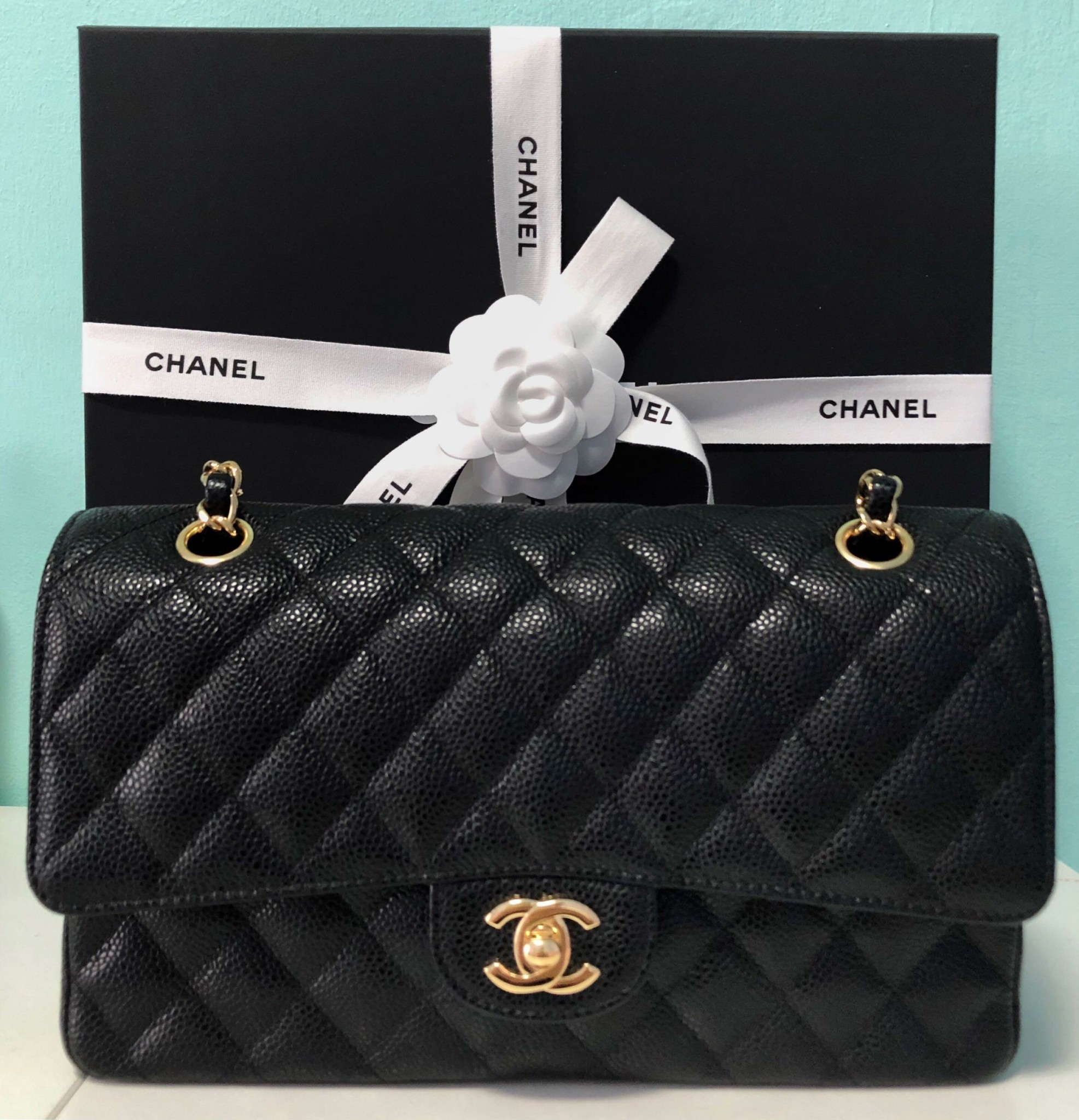 Οι δυο διασημότερες τσάντες όλων των εποχών σε ακτινογραφία: Chanel 2.55 vs. Chanel Classic flap