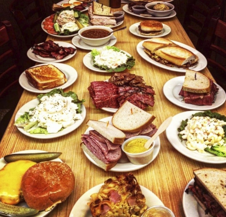 Katz’s: 3 ώρες στο θρυλικό ντελικατέσεν της Νέας Υόρκης όπου κάνουν ουρά για το διάσημο παστράμι