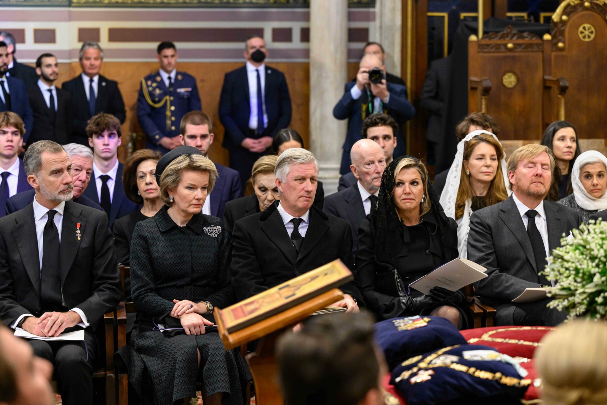 Υπόκλιση, χειροφίλημα, ενωμένα πόδια και ποτέ στο ίδιο αεροπλάνο – Το βασιλικό πρωτόκολλο για όλες τις περιστάσεις