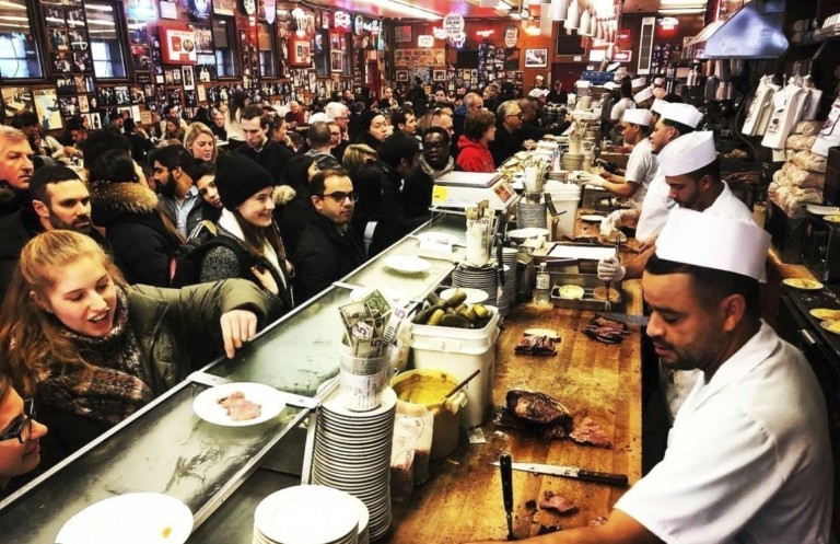 Katz’s: 3 ώρες στο θρυλικό ντελικατέσεν της Νέας Υόρκης όπου κάνουν ουρά για το διάσημο παστράμι