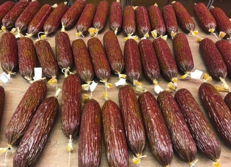 Katz’s: 3 ώρες στο θρυλικό ντελικατέσεν της Νέας Υόρκης όπου κάνουν ουρά για το διάσημο παστράμι