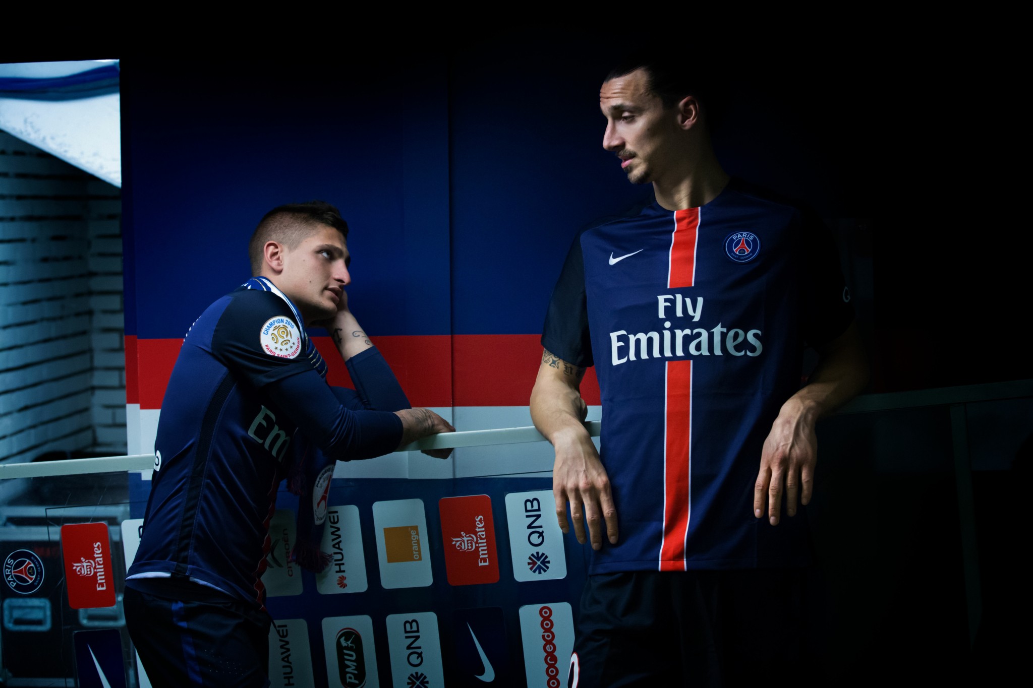 Στα άδυτα της Παρί Σεν Ζερμέν: Μέσι, Νεϊμάρ και Μπαπέ σε φωτογραφίες για πόστερ