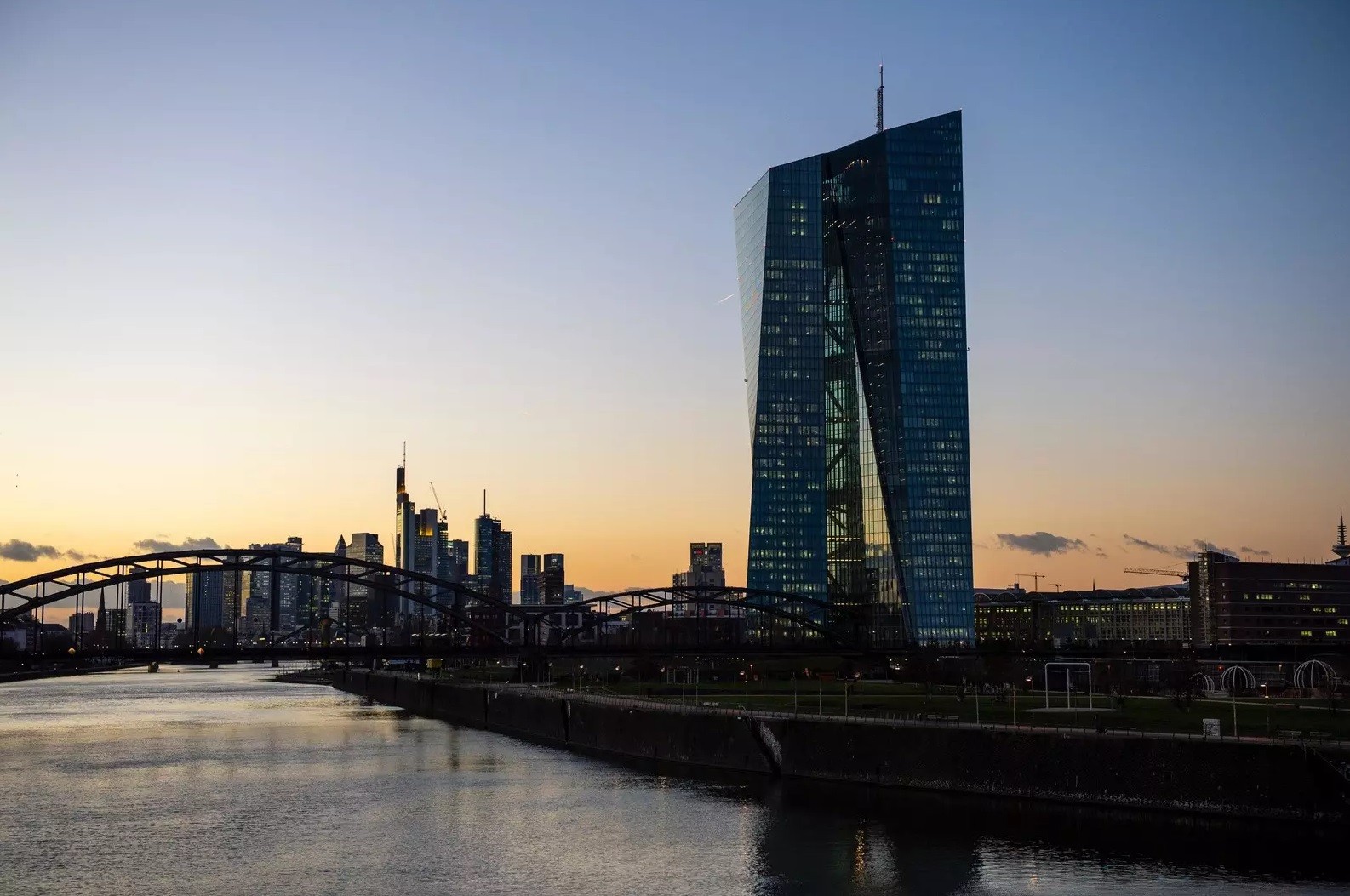 Βloomberg: Η ΕΚΤ θα αυξήσει τα επιτόκιά της κατά 100 μ.β. μέχρι τον Μάιο (γραφήματα + χάρτης)