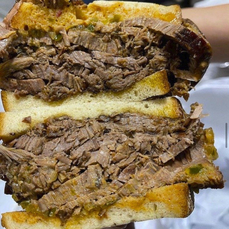 Katz’s: 3 ώρες στο θρυλικό ντελικατέσεν της Νέας Υόρκης όπου κάνουν ουρά για το διάσημο παστράμι