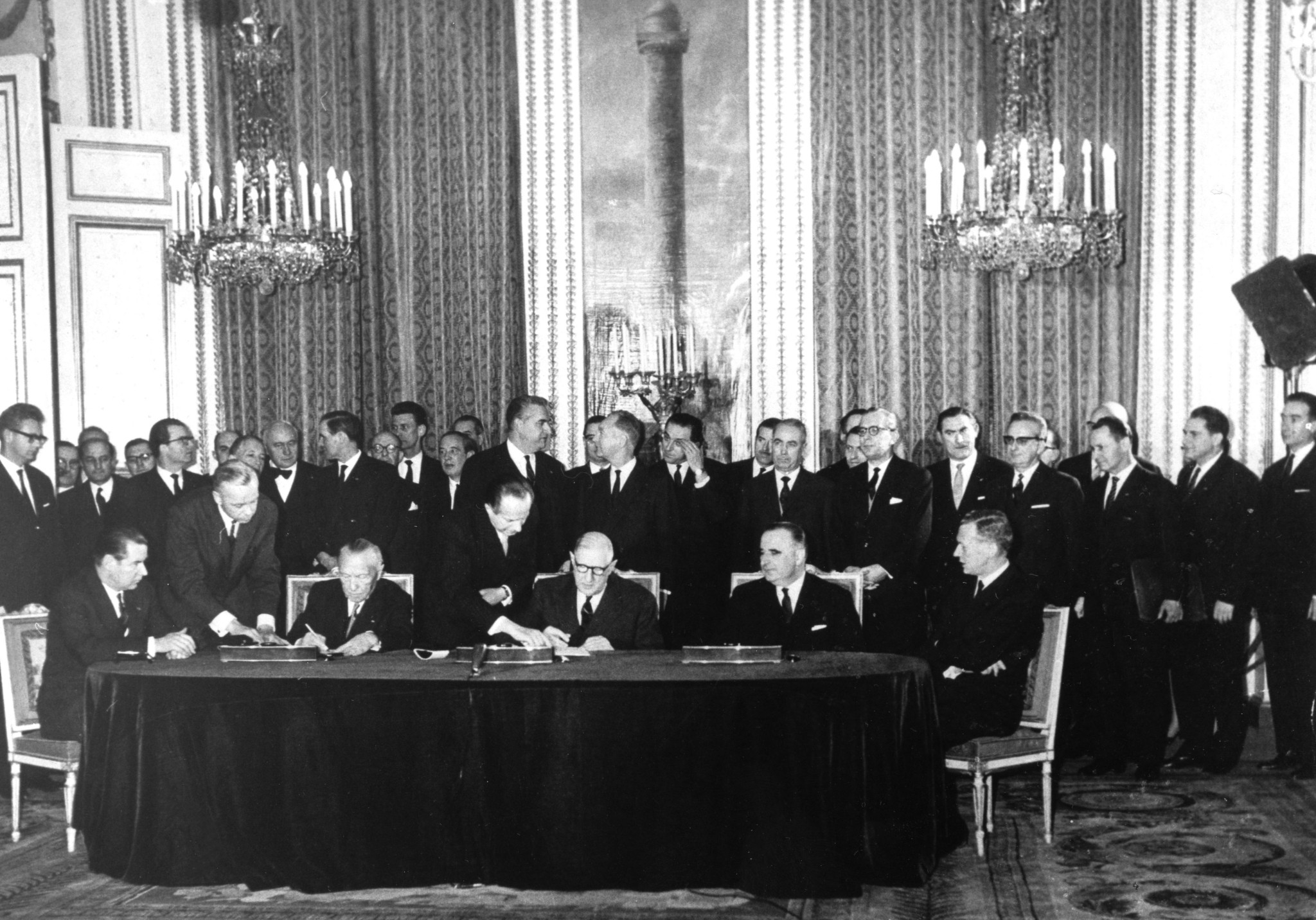 DW: Γαλλία και Γερμανία γιορτάζουν πανηγυρικά στο Παρίσι τα 60 χρόνια της Συνθήκης των Ηλυσίων