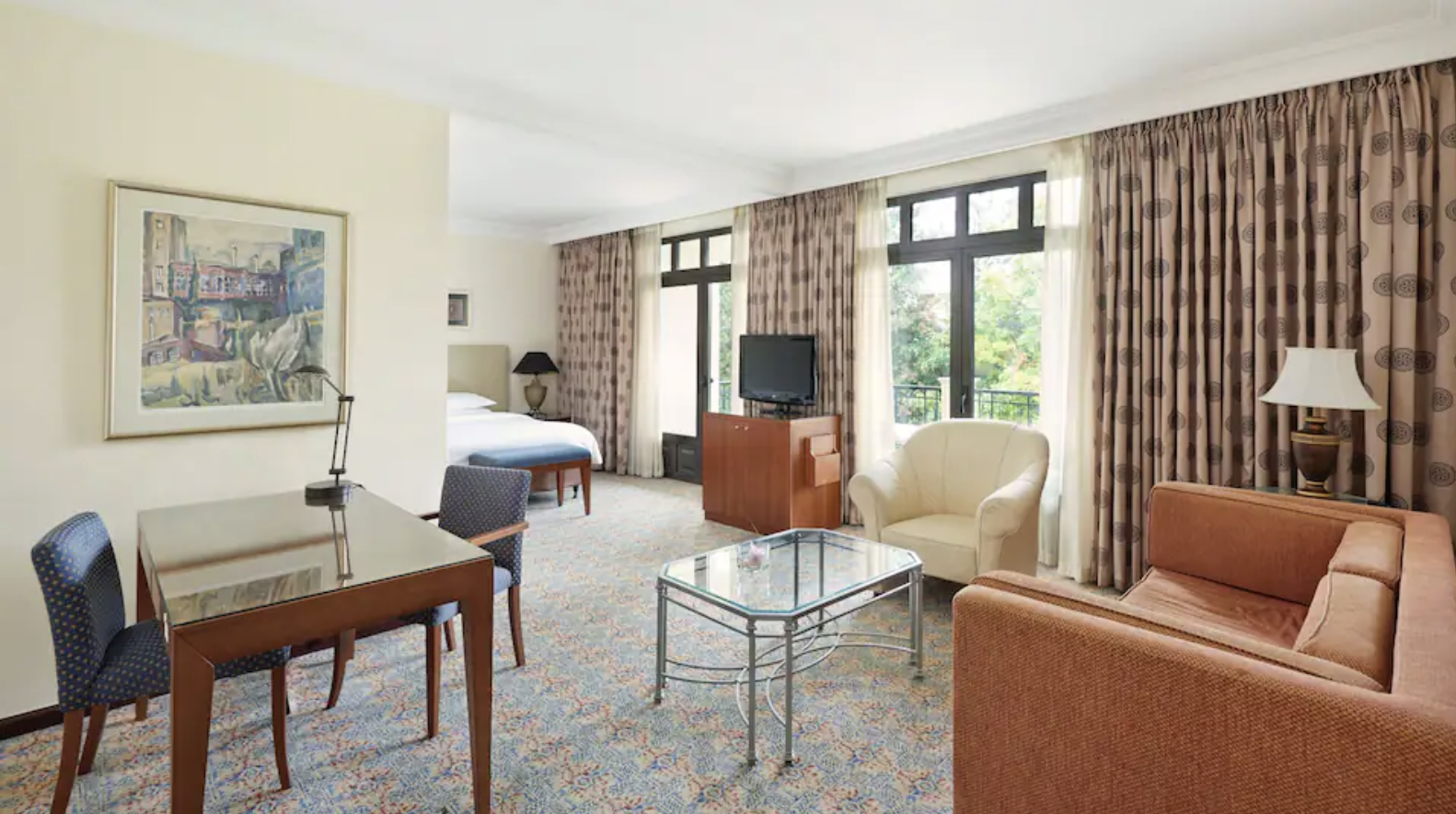 Πώς είναι να μένεις διαδοχικά σε 5 κορυφαία ξενοδοχεία της Θεσσαλονίκης – Αυτή είναι η εμπειρία