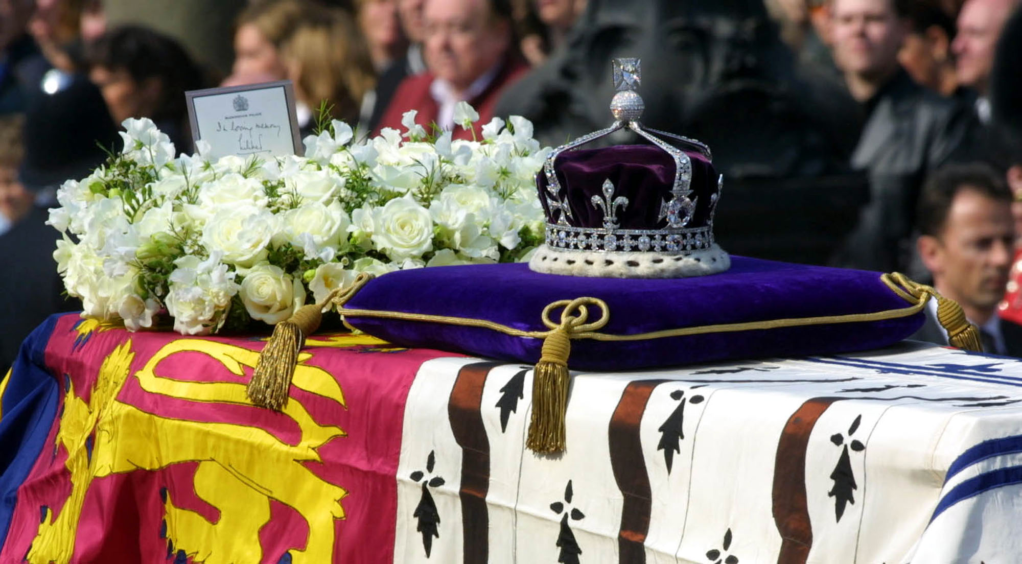 Τα τριαντάφυλλα της βασίλισσας Ελισάβετ και τα κρίνα στην κηδεία του τέως βασιλιά Κωνσταντίνου