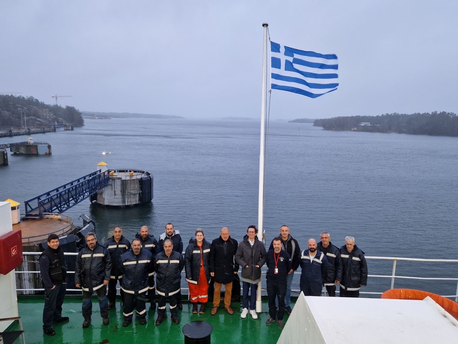 Ύψωσε τη γαλανόλευκη σημαία το “Αnemos” του Ομίλου Ευγενίδη (pics + vid)