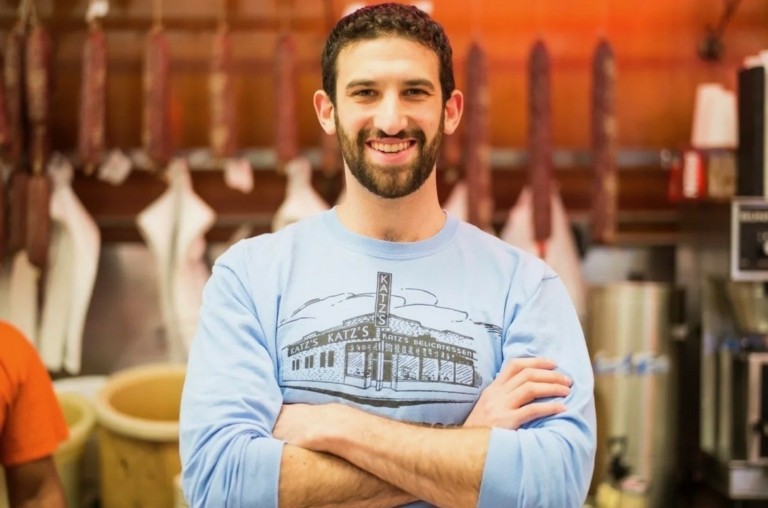 Katz’s: 3 ώρες στο θρυλικό ντελικατέσεν της Νέας Υόρκης όπου κάνουν ουρά για το διάσημο παστράμι