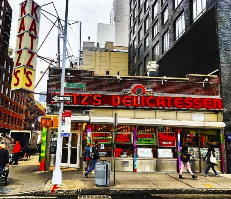 Katz’s: 3 ώρες στο θρυλικό ντελικατέσεν της Νέας Υόρκης όπου κάνουν ουρά για το διάσημο παστράμι