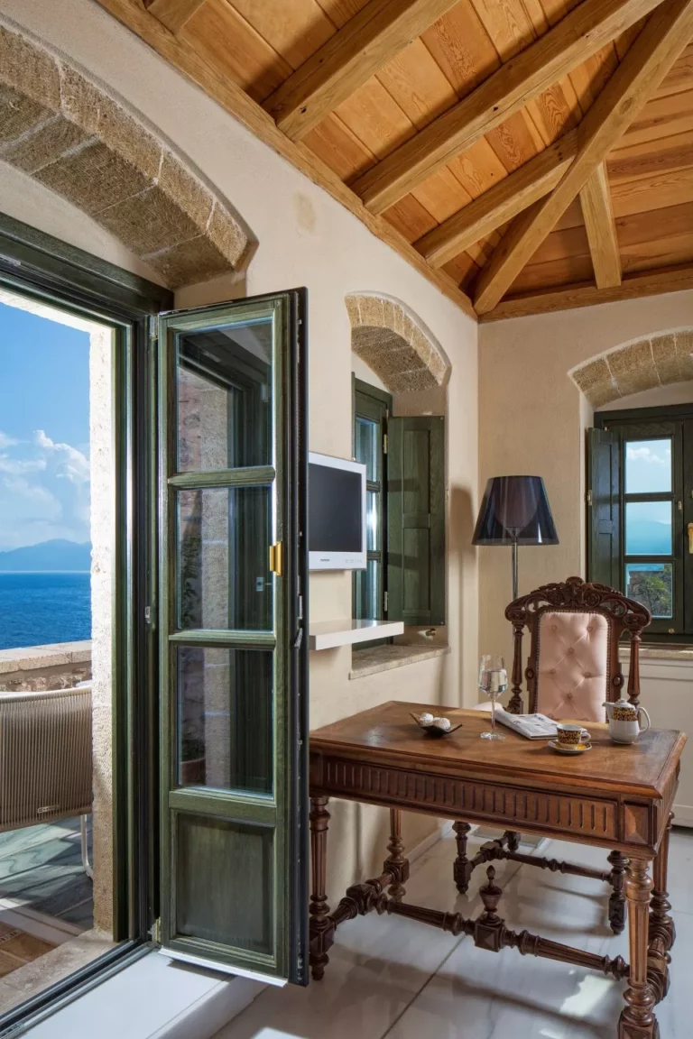 Δωμάτιο με θέα: H Deluxe Suite του Moni Emvasis στη Μονεμβασιά