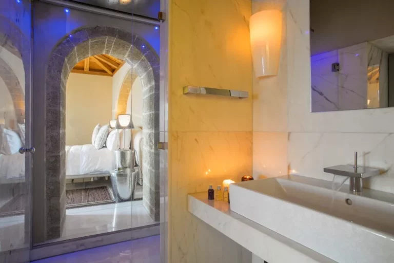 Δωμάτιο με θέα: H Deluxe Suite του Moni Emvasis στη Μονεμβασιά