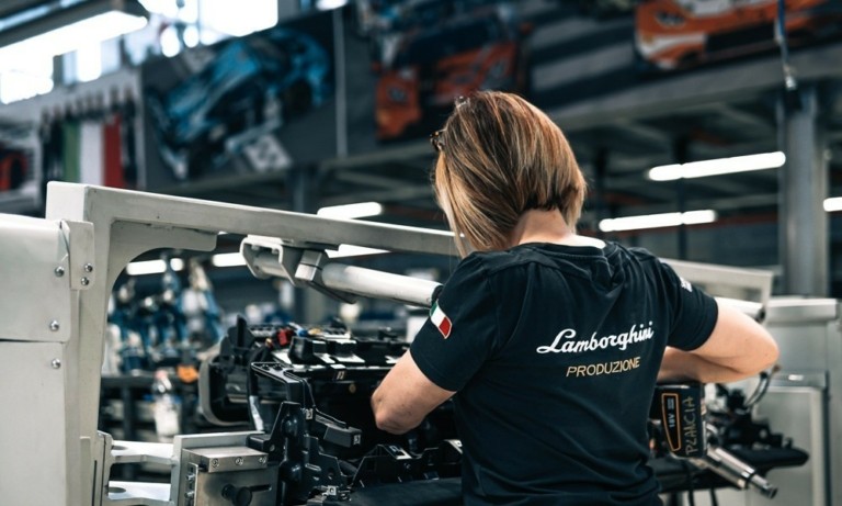 Δεν καταλαβαίνει από οικονομική κρίση: Χρονιά – ρεκόρ το 2022 για τη Lamborghini (tweet + vid)